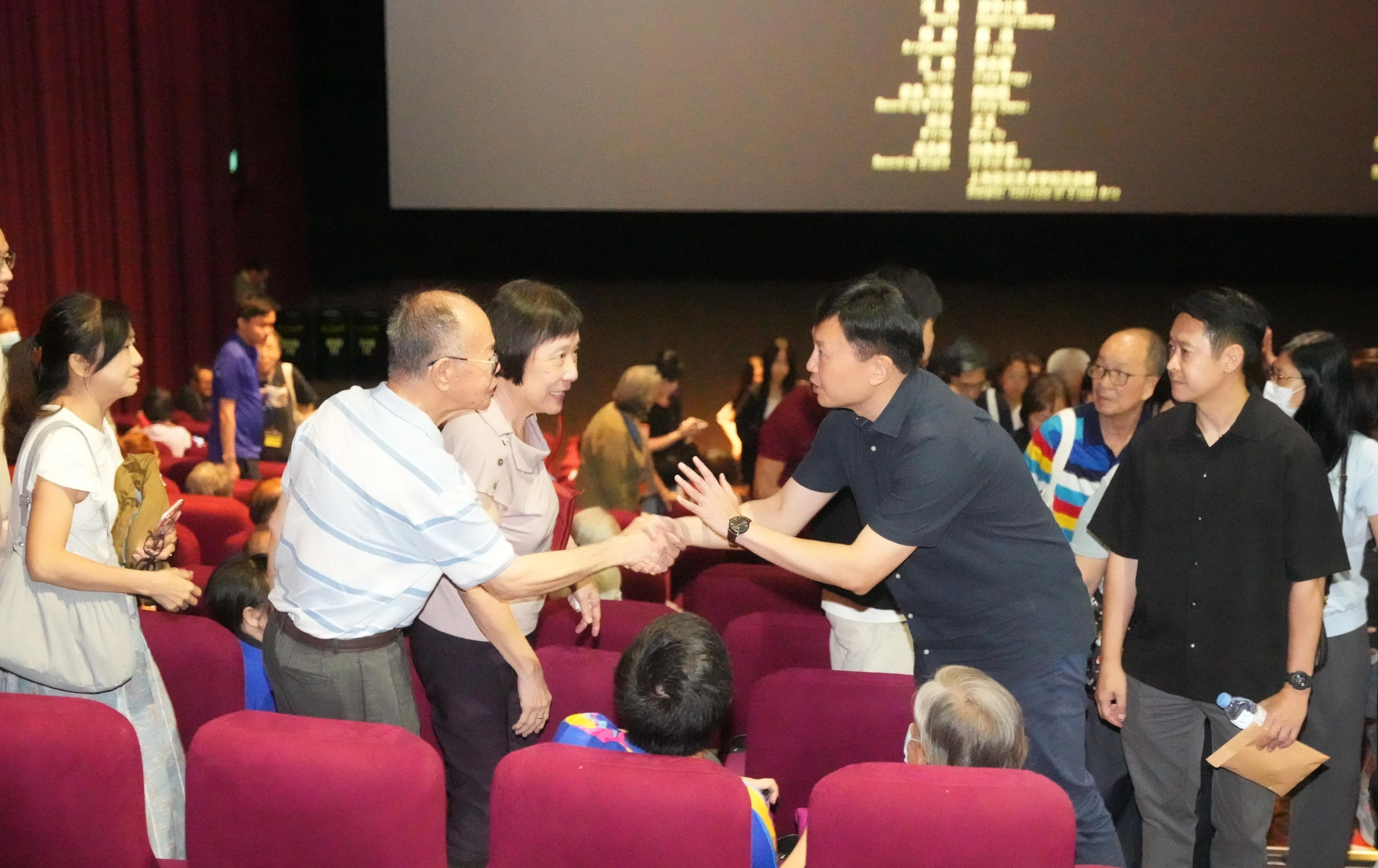 徐芳达在电影结束后与现场观众握手致意。（联合早报）