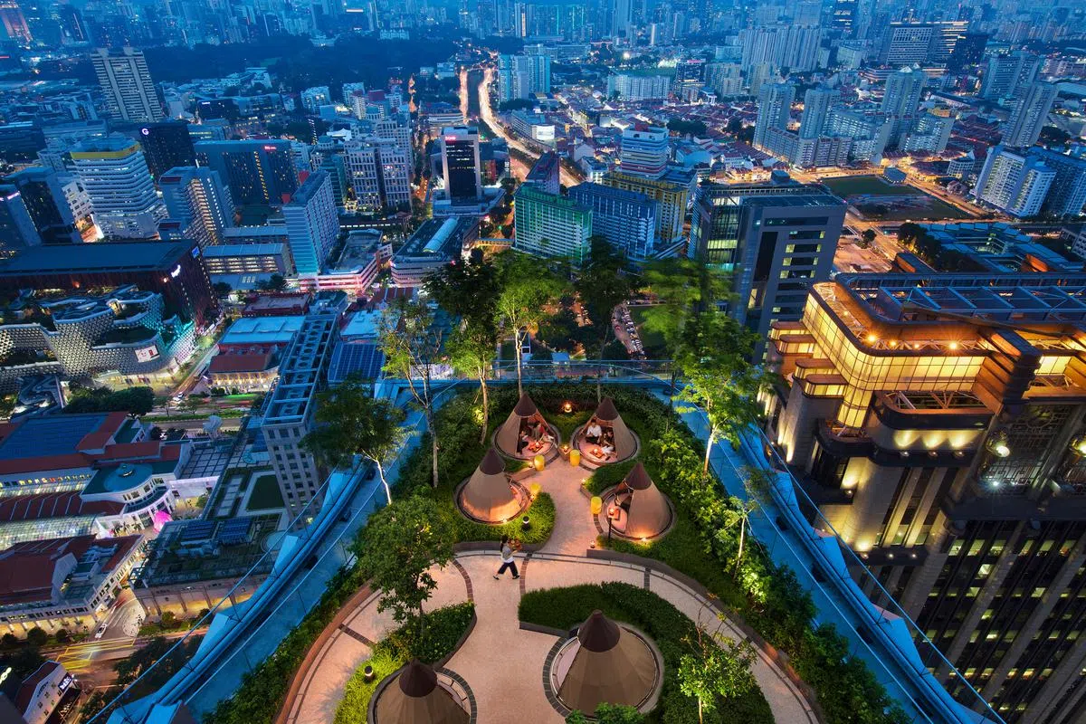 Mr Stork食客能360度饱览市区风景。图下方为这里的锥形帐篷。（档案照片/Andaz Singapore提供）