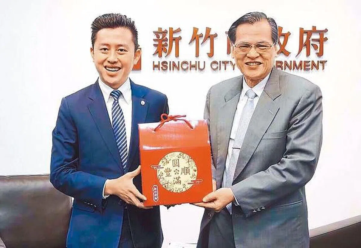 林智坚在台大的论文指导教授、国安局长陈明通（右）也被检举违反学术伦理，台大已证实将组成审定委员会展开调查。（互联网）
