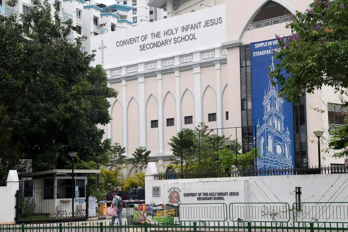 圣婴女子中学（大巴窑）（CHIJ Secondary (Toa Payoh)）也恢复原名，即圣婴女校（中学）（Convent of the Holy Infant Jesus (Secondary)）。尽管中学现有校名融入“大巴窑”的字眼，但校舍多年来仍保留学校的原称。（郑一鸣摄）