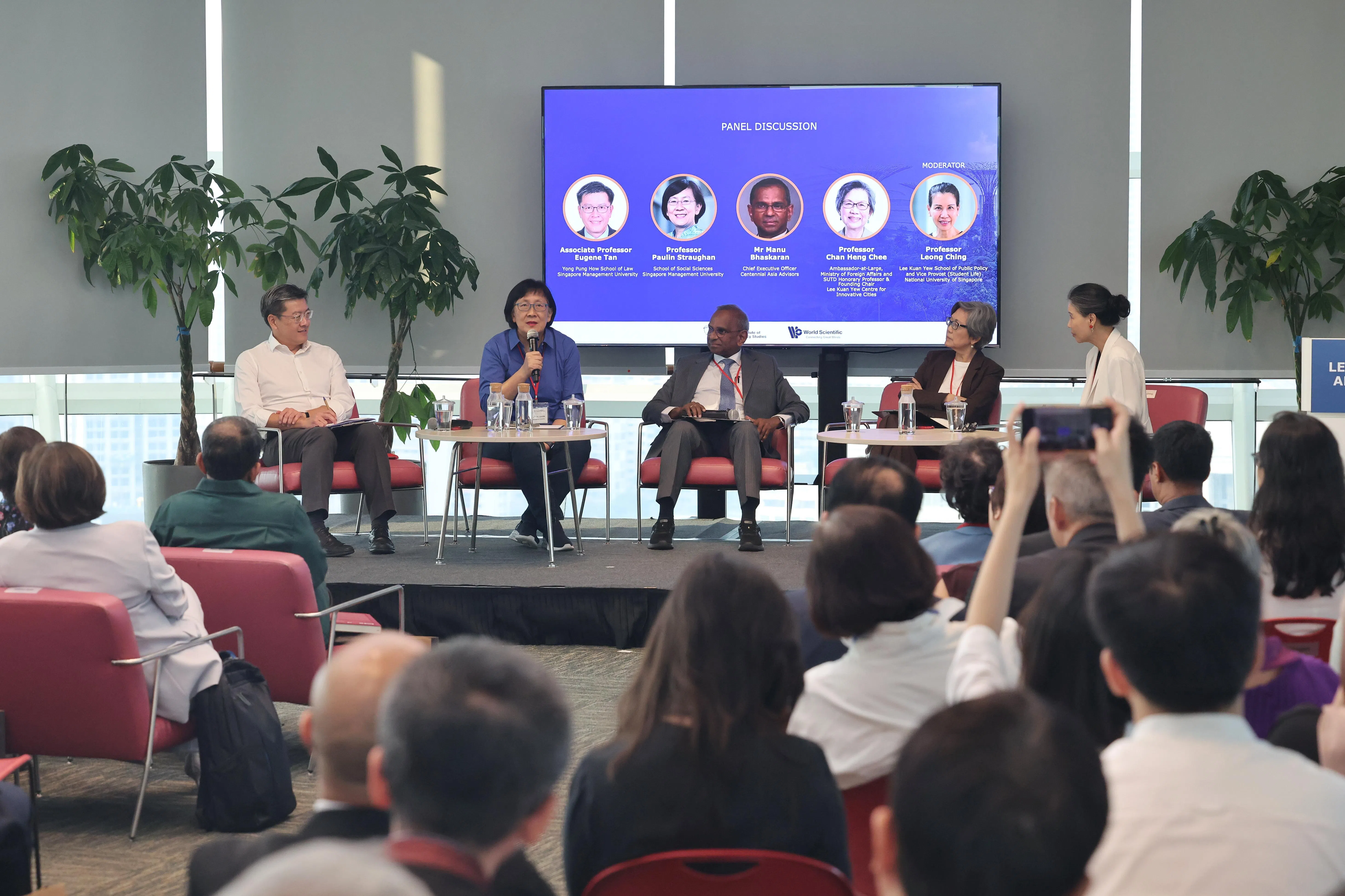 在《李显龙与新加坡》的新书发布会上，四名撰稿作者举行了一场讨论会。他们是新加坡管理大学杨邦孝法学院副教授陈庆文（左起）、新加坡管理大学社会科学学院教授郑宝莲、战略咨询公司Centennial Asia Advisors首席执行员巴斯卡兰，以及外交部巡回大使陈庆珠教授。讨论由新加坡国立大学副教务长（学生生活）兼李光耀公共政策学院梁菁教授主持。（唐家鸿摄）