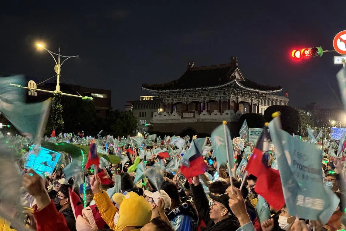 台湾民众党星期五（1月12日）晚间在台北凯达格兰大道举办选前之夜造势活动，宣称现场有35万人参与。（缪宗翰摄）