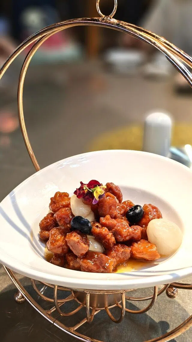 福州荔枝肉酸甜开胃，加了马蹄增添口感和解腻。（陈爱薇摄）
