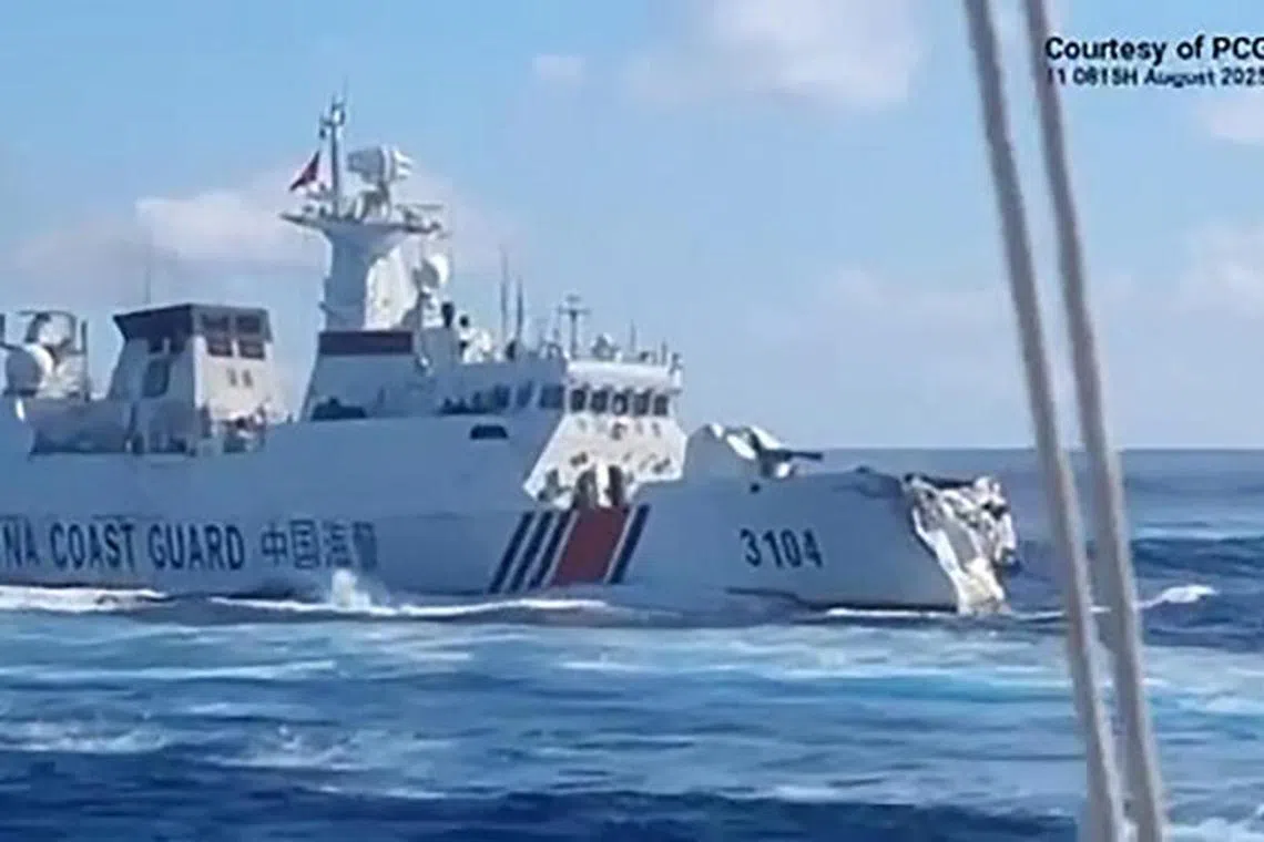 前身为中国海军056型导弹护卫舰的中国海警的3104舰，满载排水量为1440吨。与中国军舰相撞后严重受损，无法航行。（法新社）