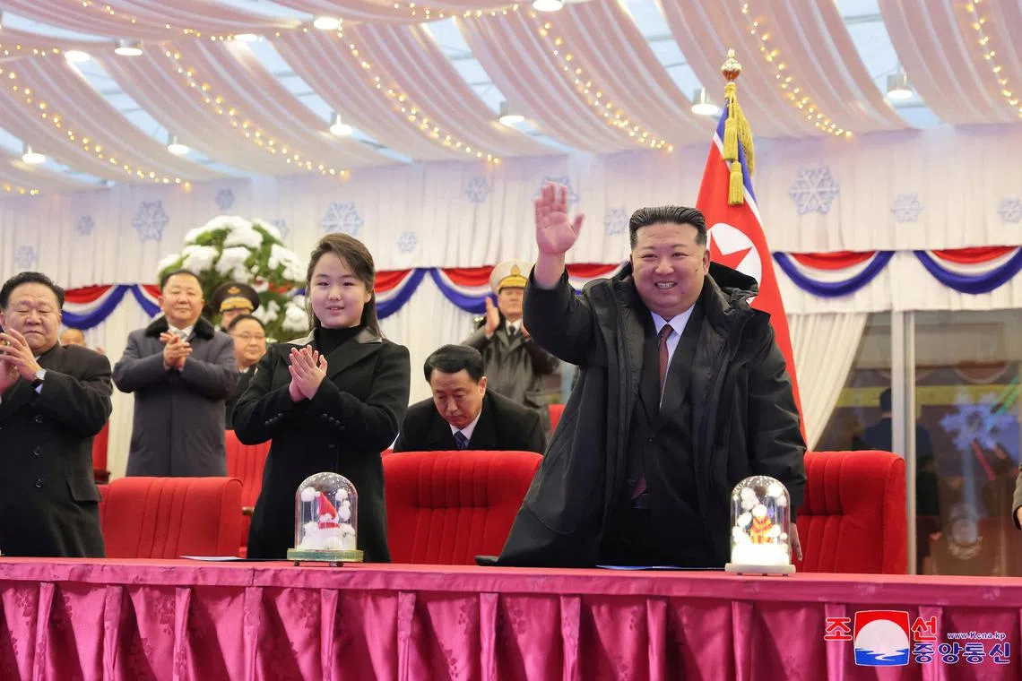 金正恩（右一）和女儿金珠爱（右二）一起观看新年大型演出。（路透社）
