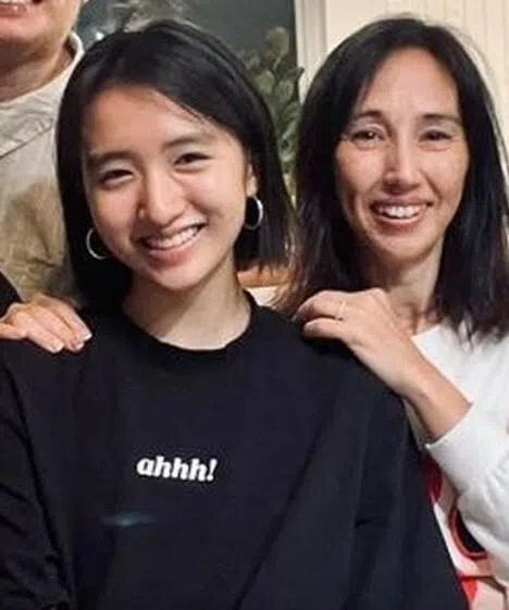许恩怡（左）是当年“开心少女组”成员柏安妮的小女儿，60岁已淡出娱圈的柏安妮目前是一名临床心理学家。（互联网）
