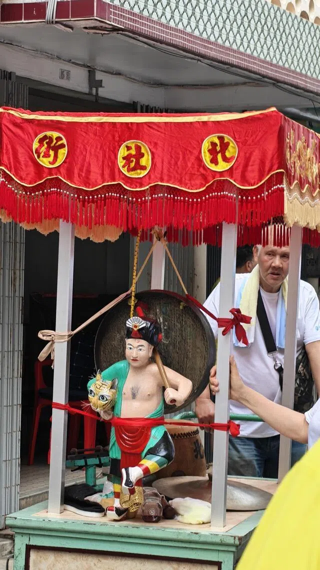 除了主要神明巡街出游，神将和护法也随行。（陈爱薇摄）
