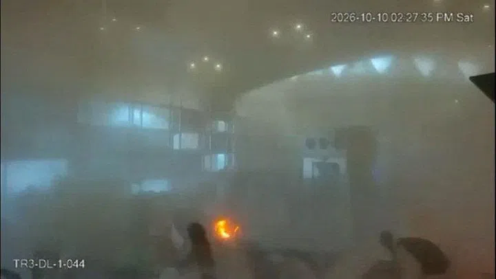 监控录像显示，利雅得哈立德国王国际机场遭遇袭击后，整个机场内部充斥着浓烟，还出现火光。（路透社）