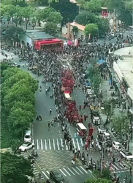 中国教育网红、考研名师张雪峰上周猝逝，追悼会星期六（3月28日）上午7时在江苏苏州殡仪馆举行，大批民众自发前往送行，等候入内的人龙、车龙长达数公里，规模之大为近年少有。（互联网）