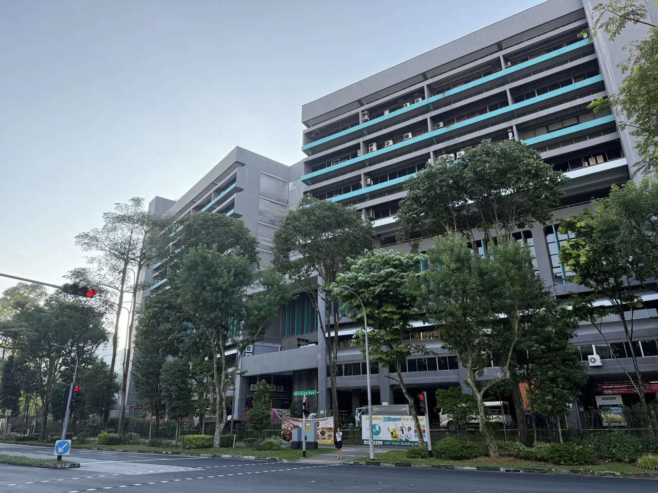 南顺工业大厦有花店、水果批发商、中餐馆和咖啡店。（陈映蓁摄）