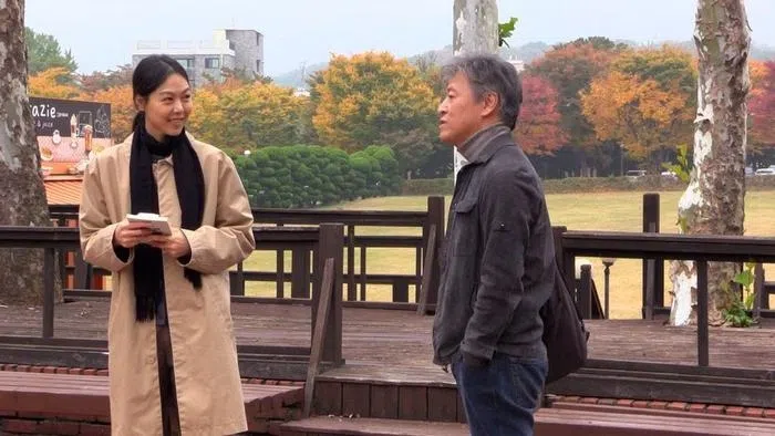 韩国实验性导演洪常秀新作《在溪边》，阐述熟龄人士的人生态度。（互联网）