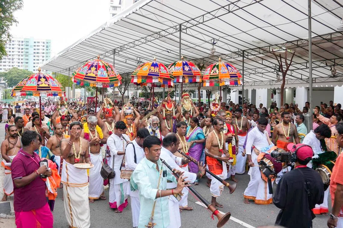印度知名宗教师西瓦斯里博士（中间白发戴花者）5月1日带领多名宗教师一起，进行吠陀吟唱、圣火祭典并泼洒圣水，完成祝圣仪式。（淡米尔之声）