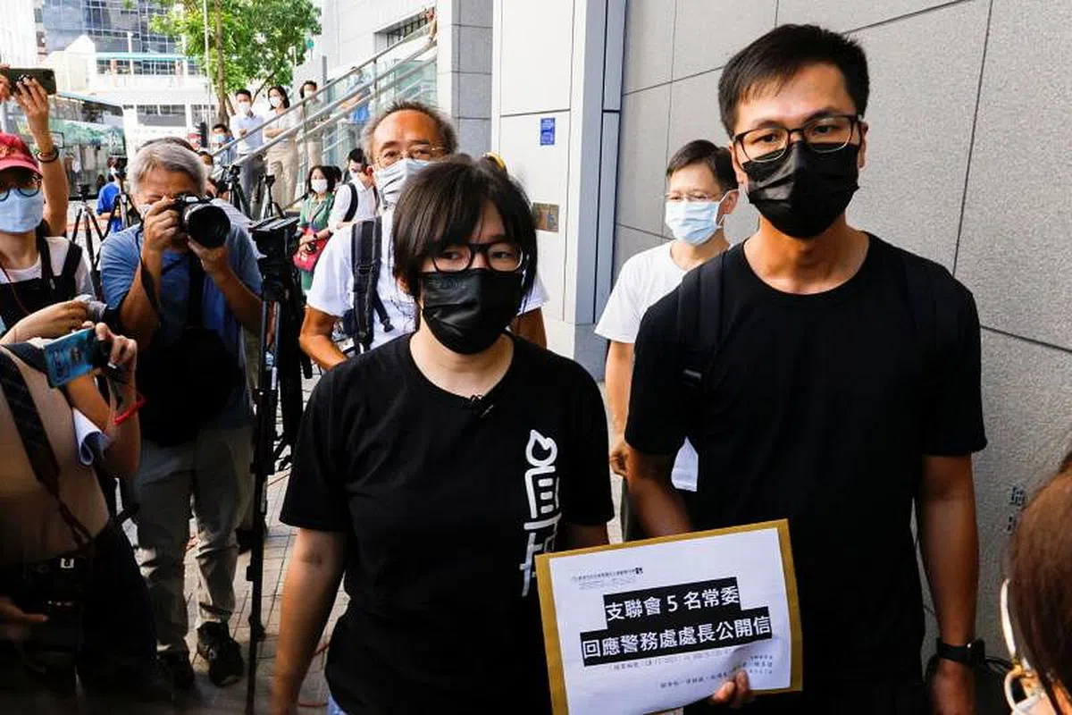 香港支联会副主席邹幸彤（左）昨天下午到湾仔警察总部递交信件，表明支联会拒绝提供资料。（路透社） 