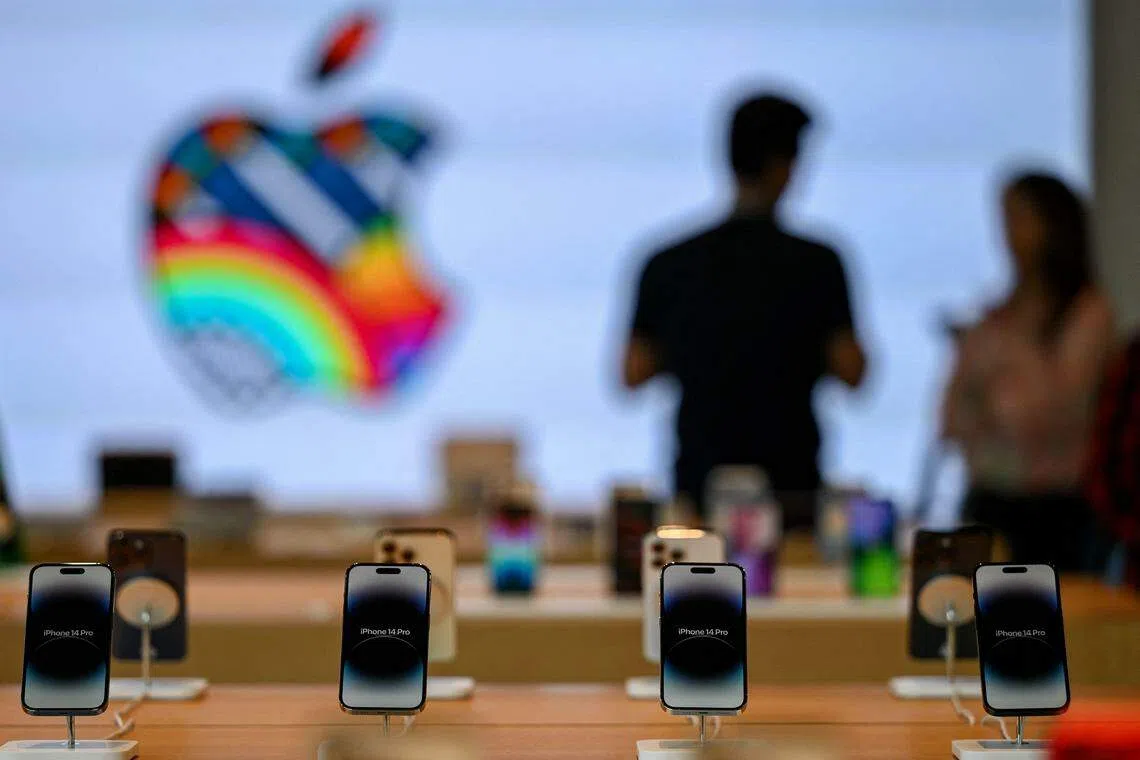 苹果股价的韧性，在很大程度上要归功于iPhone的实力。根据苹果在最新季度业绩，单单是iPhone的销量就占苹果年销量的约一半。（法新社）