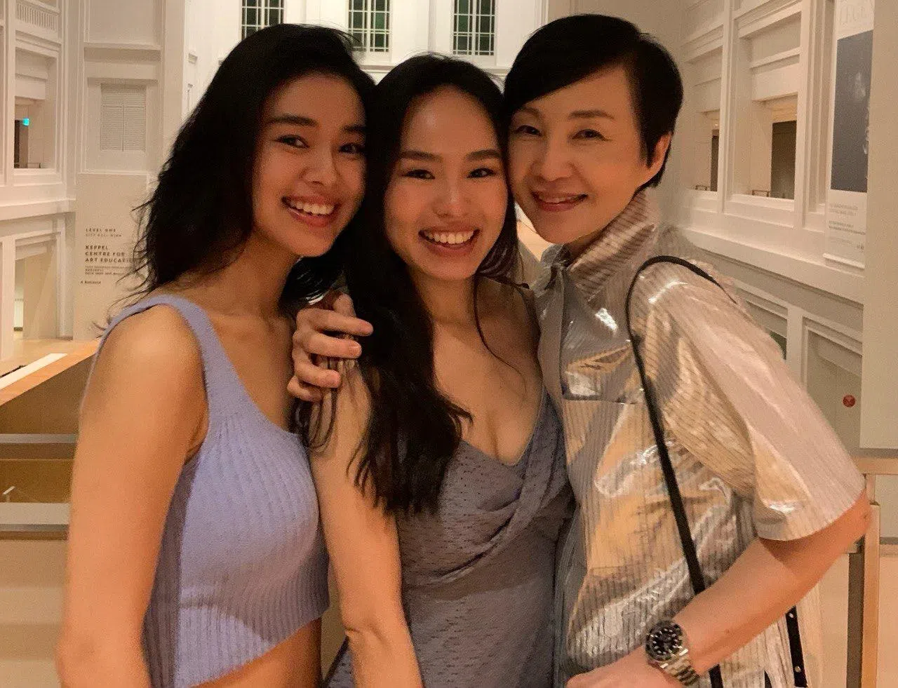 周如珠（右）和一对女儿互动像朋友，并透露大女儿梁嘉宁（中）明年也将结婚。（周如珠提供）