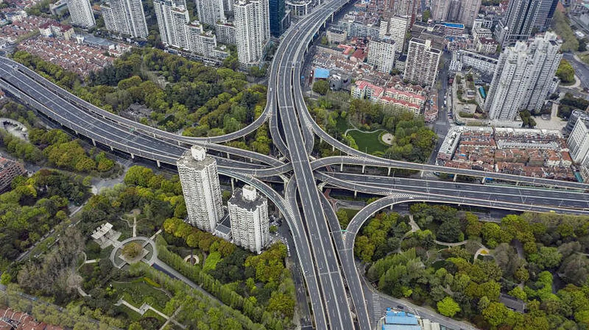 上海分阶段封锁期间，立交桥上空空荡荡没有车辆。图片摄于4月5日。（彭博社）