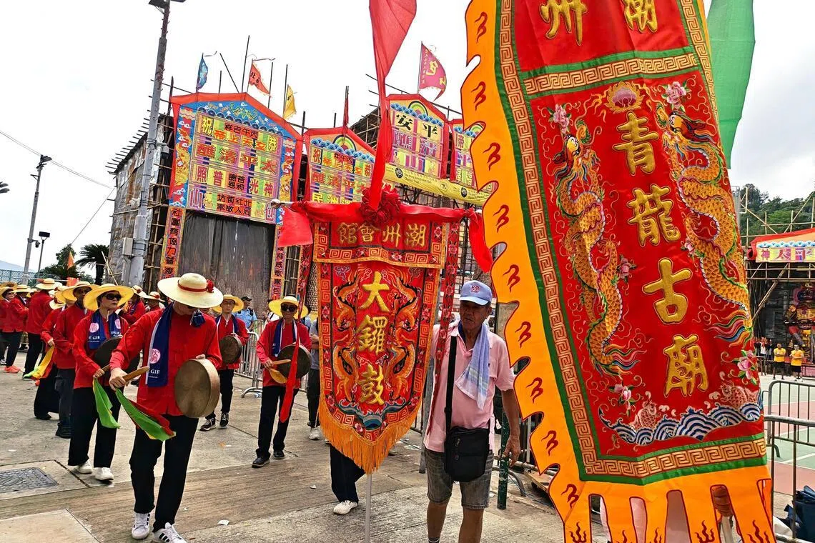 潮州大锣鼓气势磅礴、节奏明快，为太平清醮巡游传承文化记忆。（陈爱薇摄）