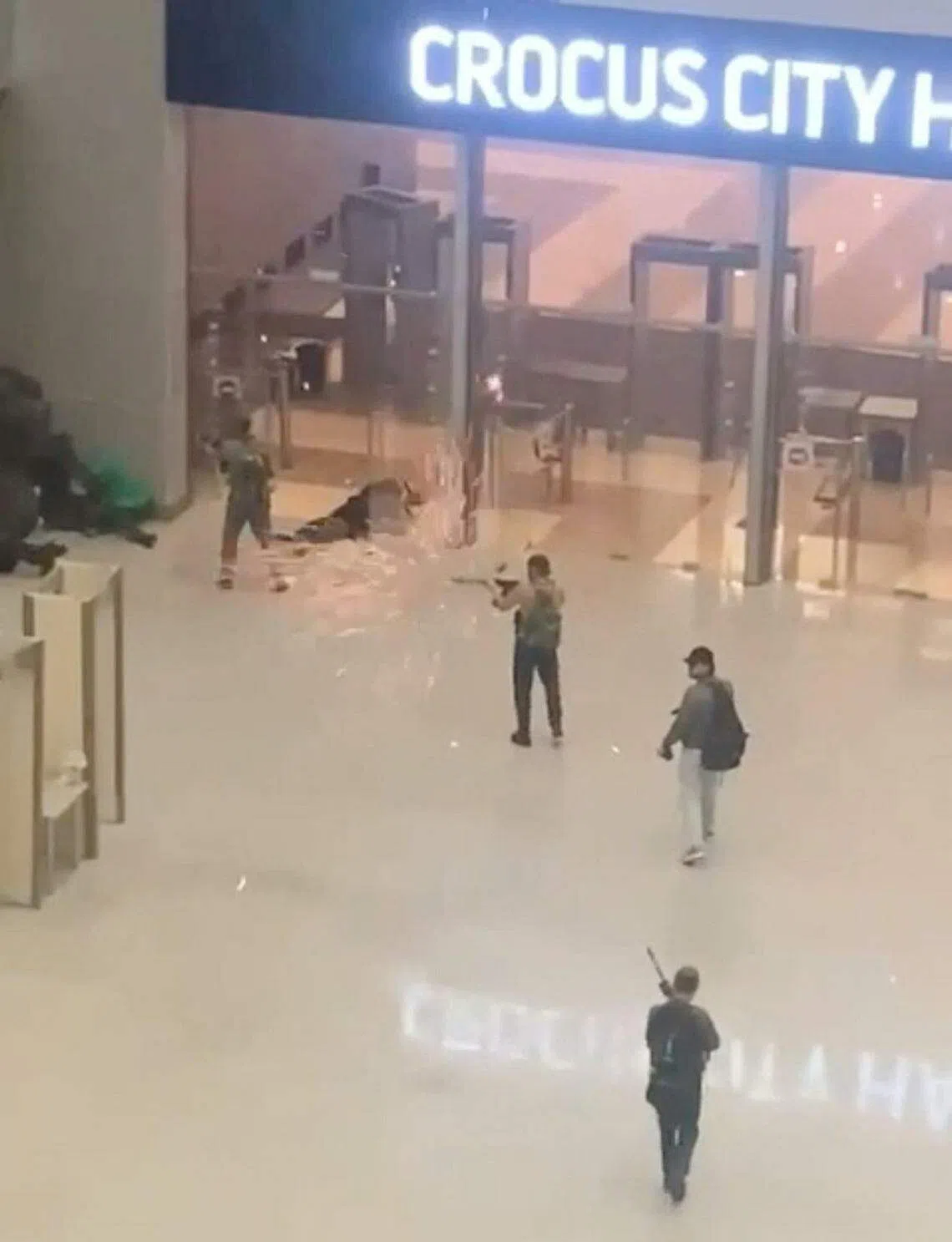 俄罗斯首都莫斯科近郊一音乐厅发生枪击事件，三名枪手身着迷彩服。（路透社）