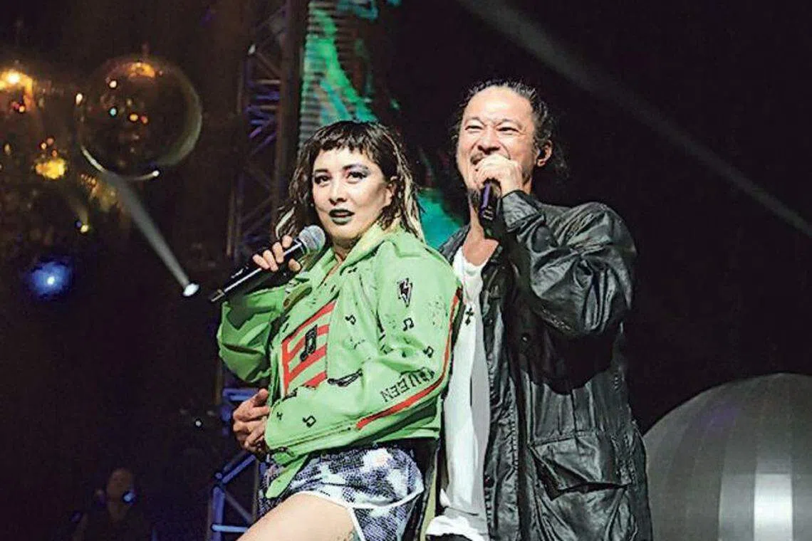 2022年9月何超仪（左）与丈夫陈子聪一同上台演出。（互联网）