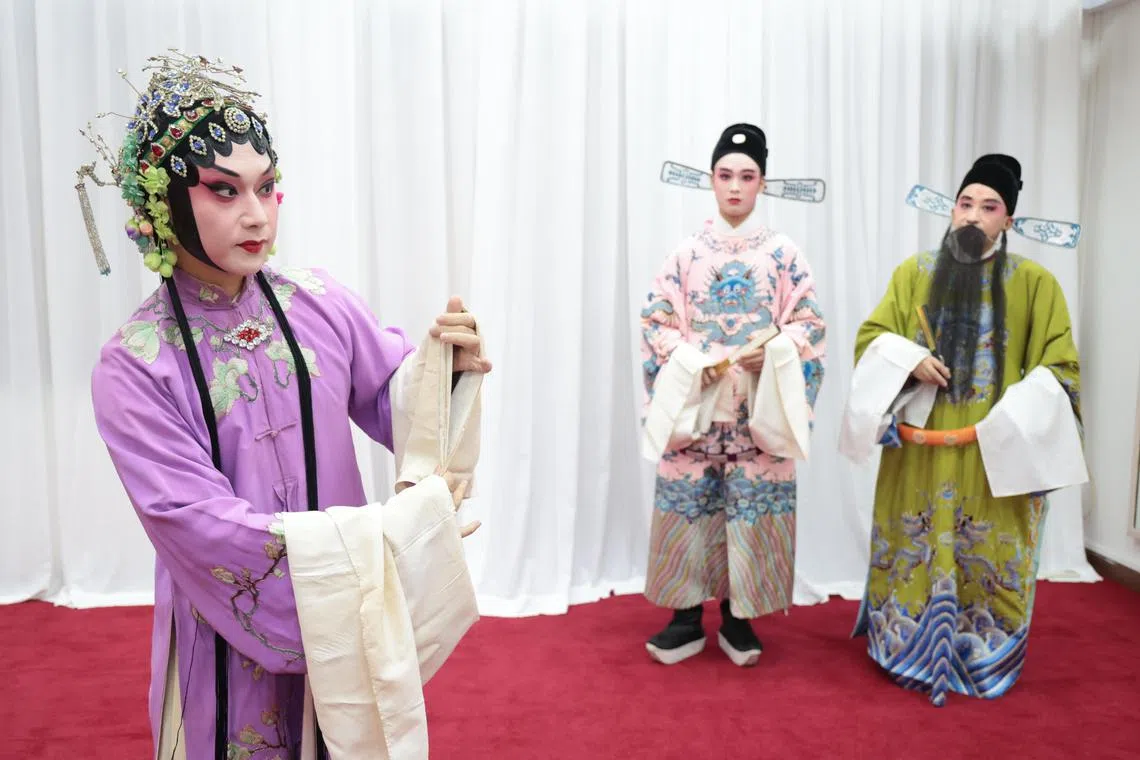 青年演员刘伟嘉（左）一人分饰穆居易、程雪娥，展现横跨生旦的演技。（李冠卫）