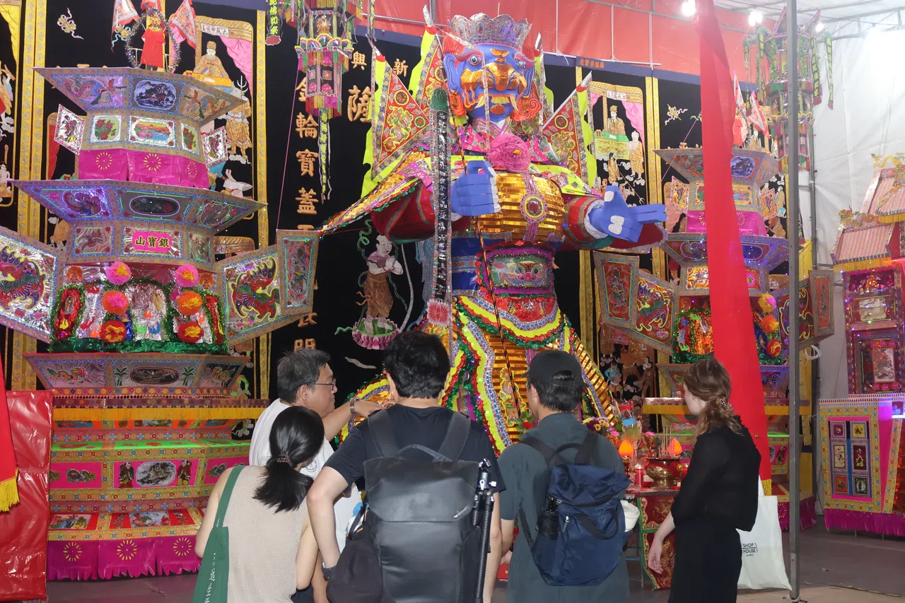 跑路艺术小组与新加坡潮州文史学会合办的文化体验活动，邀请纸扎艺术家陈贵财（白衣者）讲解传统文化。（张子奕摄）