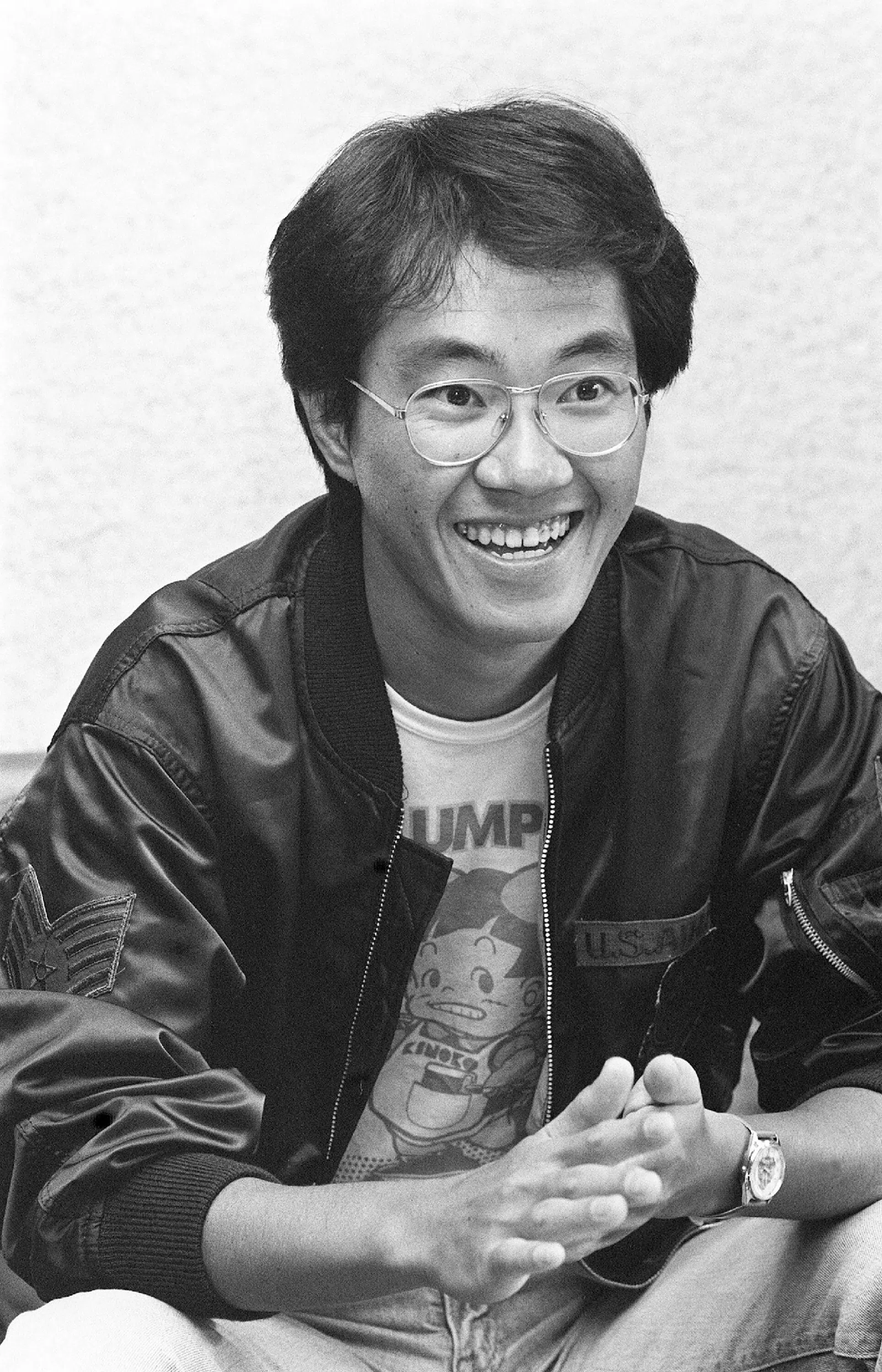 鸟山明3月1日因急性硬脑膜下血肿去世，享年68岁。这张黑白照片摄于1982年，当时他还未创作《七龙珠》，但已经凭《IQ博士》闯出名堂。（法新社）