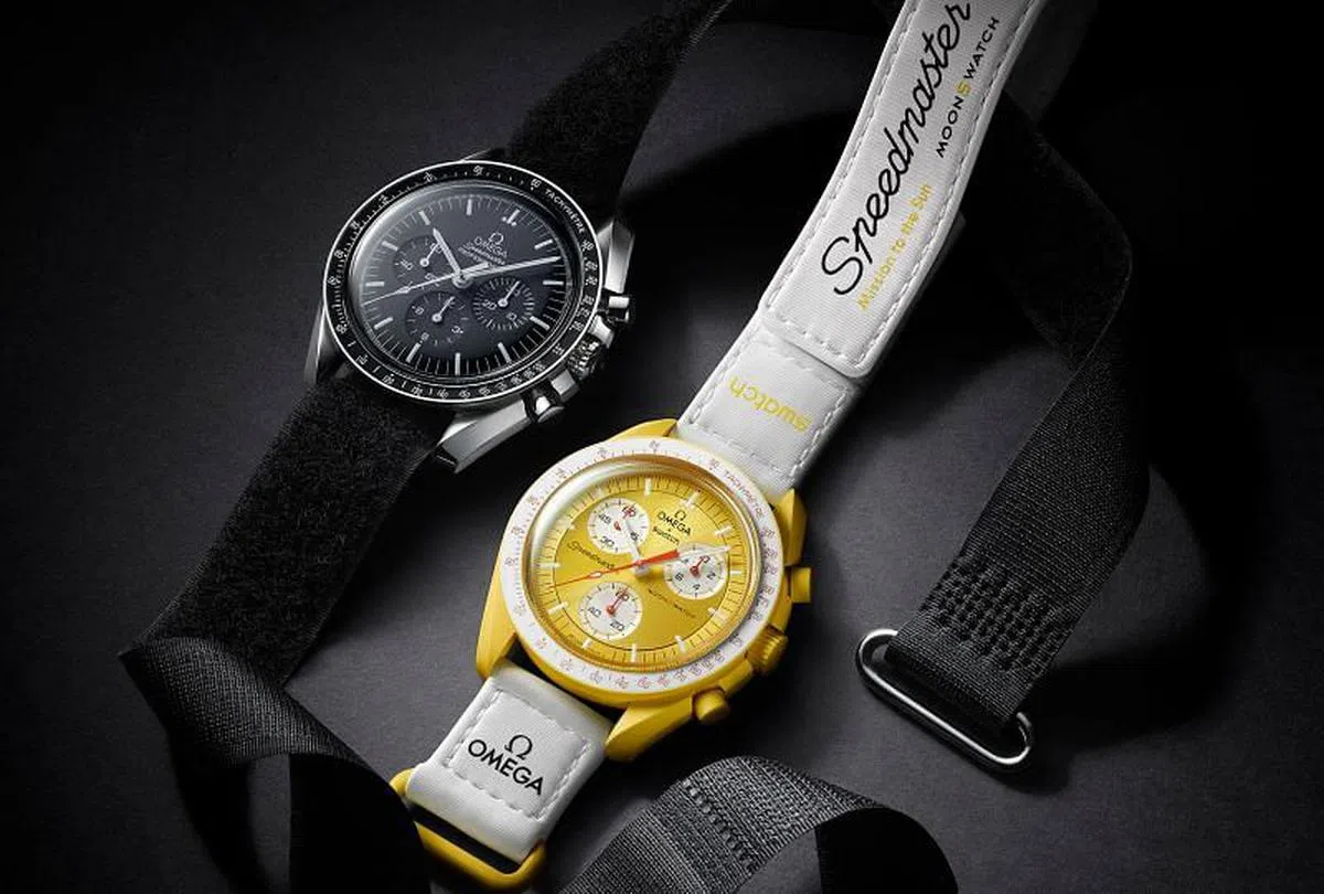 与经典、稳重的Speedmaster Moonwatch相比，MoonSwatch更像是可随着心情和穿搭变化选择的时尚饰品。（图/Omega/Swatch）