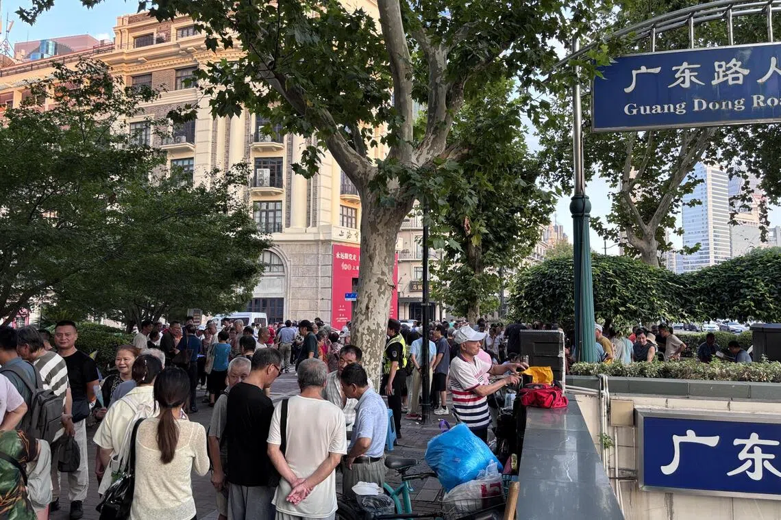 宽不及10米的广东路，每到周末便聚集上百位股民。（黎康摄）