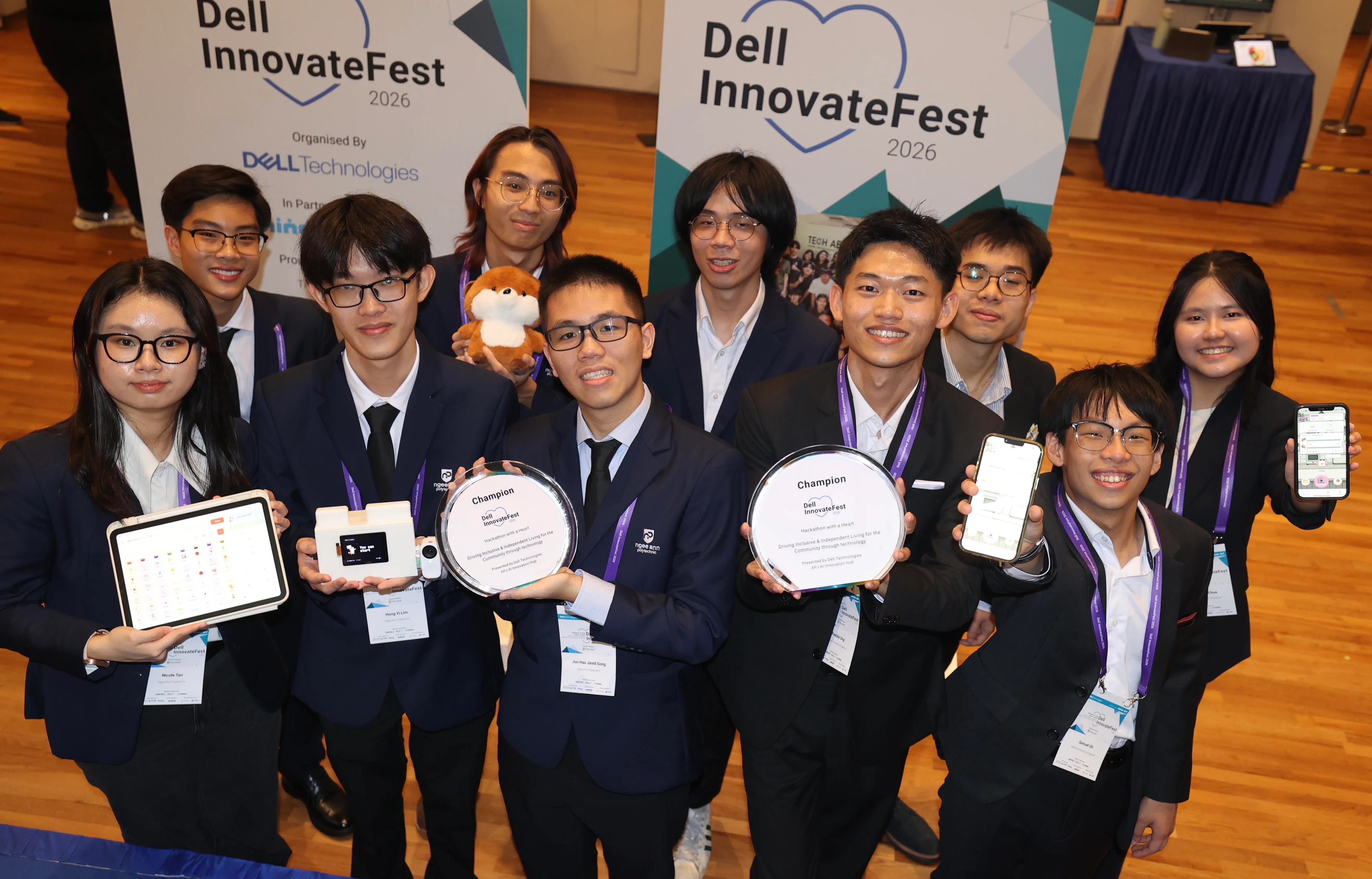 在星期五举办的第四届Dell InnovateFest科技比赛中，新加坡国立大学学生的“PotPal”项目，获得大学组冠军；义安理工学院学生的“InSync”项目获得理工学院组冠军。左起为义安理工学院学生陈艺桐、蔡瑞轩、林洪毅、许昊、宋骏豪、吴宇威，新加坡国立大学学生王思勇、Trung Hieu Nguyen,、胡文勇和蔡温亭。（邬福梁摄）