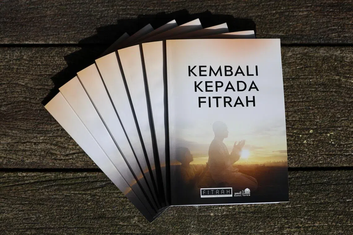 《回归本真指引书》（马来名称：Kembali Kepada Fitrah）是我国首本专为回教囚犯更生之路编写的综合灵修资源。这本书将从2026年下半年起，纳入监狱每周宗教辅导课程。（关俊威摄）