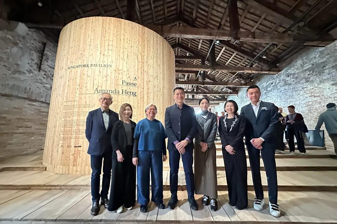 文化、社区及青年部代部长梁振伟（中）为第61届威尼斯双年展新加坡馆主持开幕仪式后，与代表艺术家王良吟（左三）、策展人叶淑惠（右三）、文化、社区及青年部常任秘书张静文（右二）、新加坡美术馆主席郑维荣（左一）、国家艺术理事会理事长梁宝珠（左二）和新加坡美术馆馆长兼总裁陈维德博士（右一）合影。（黄向京摄）