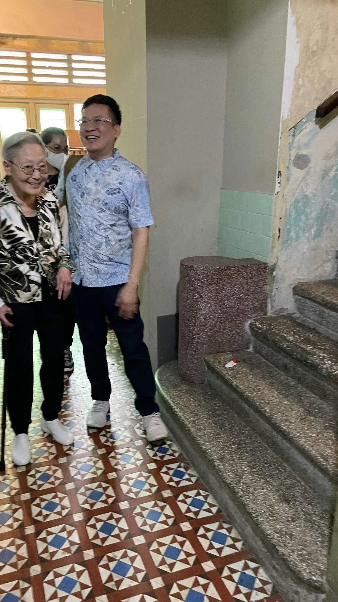 一楼入口水磨石梯级、旧花纹地砖都还保留着，宛如1956年，罗佩云与刘以鬯相恋之时。（林方伟提供）