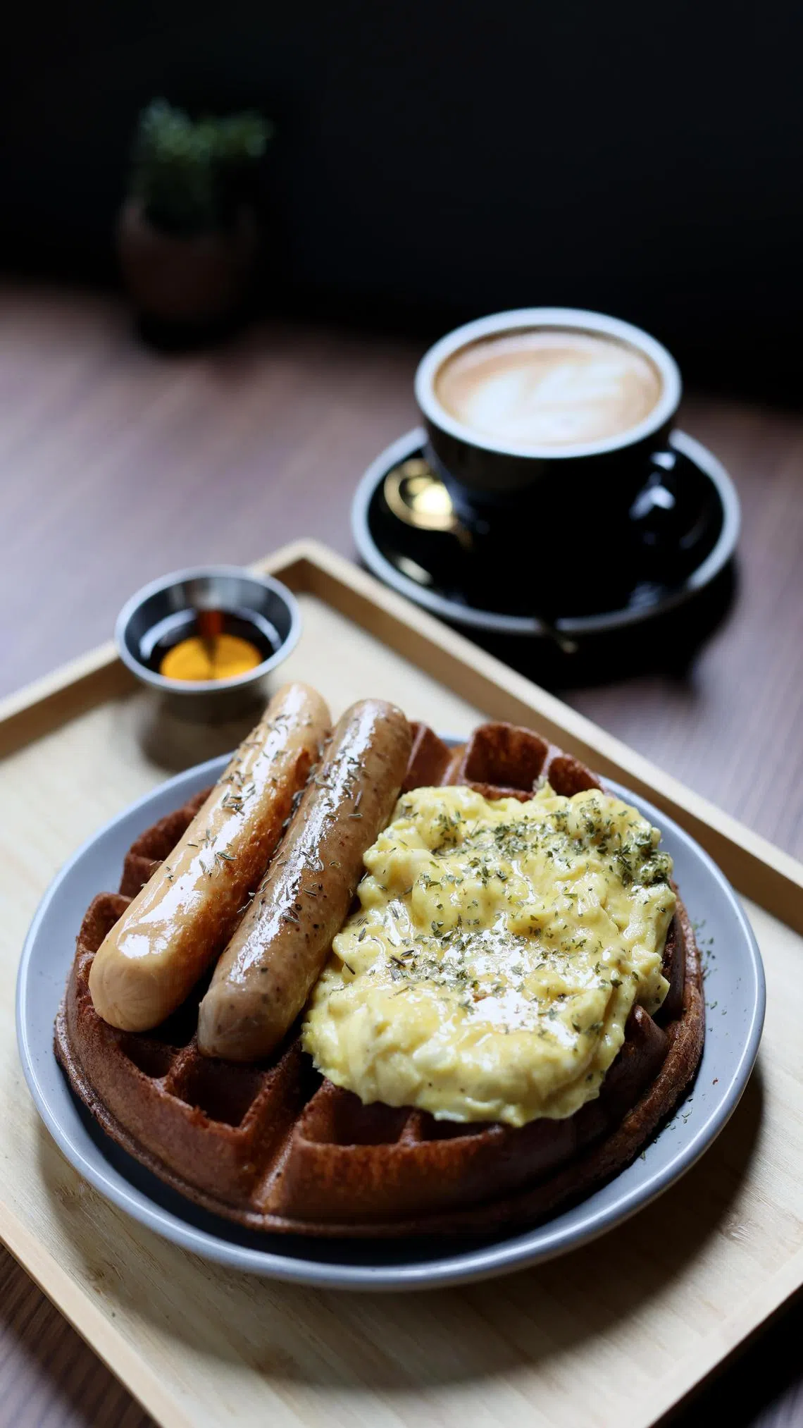 咖啡馆afterwords的人气咸味格子松饼“Everything on a Waffle”。（龙国雄摄）