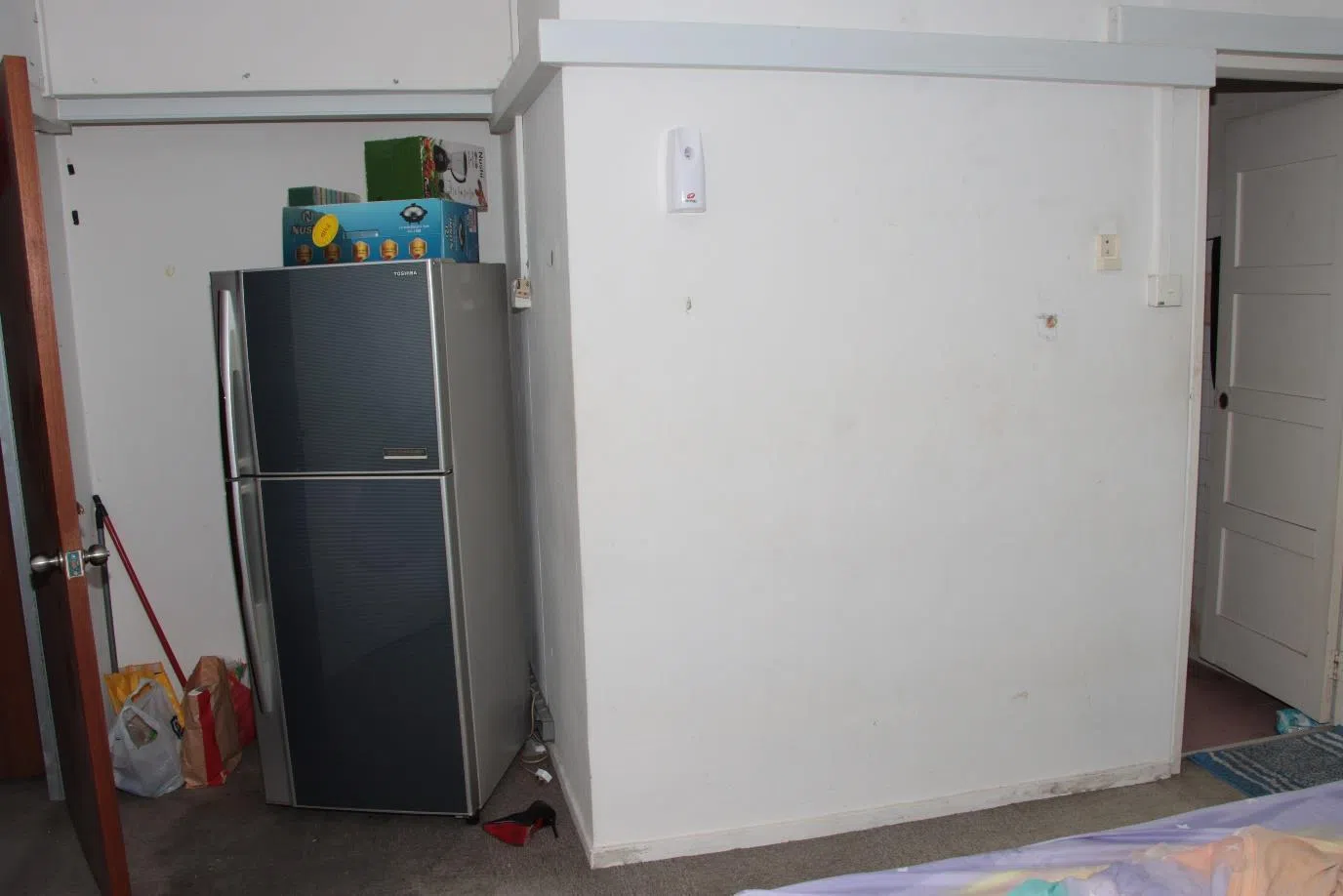 被告用冰箱堵住房门，将女友禁锢在房内。（取自法庭文件）
