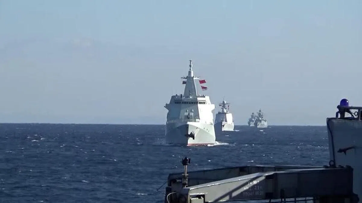 中俄海军舰艇编队在太平洋海域进行联合海上军事巡逻。（路透社） 