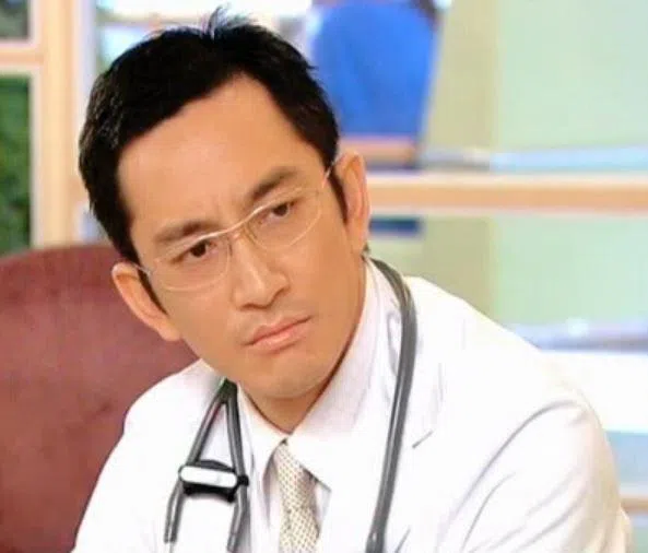 吴启华在《妙手仁心》中饰演的“程至美医生”，让许多观众留下深刻印象。（取自互联网）