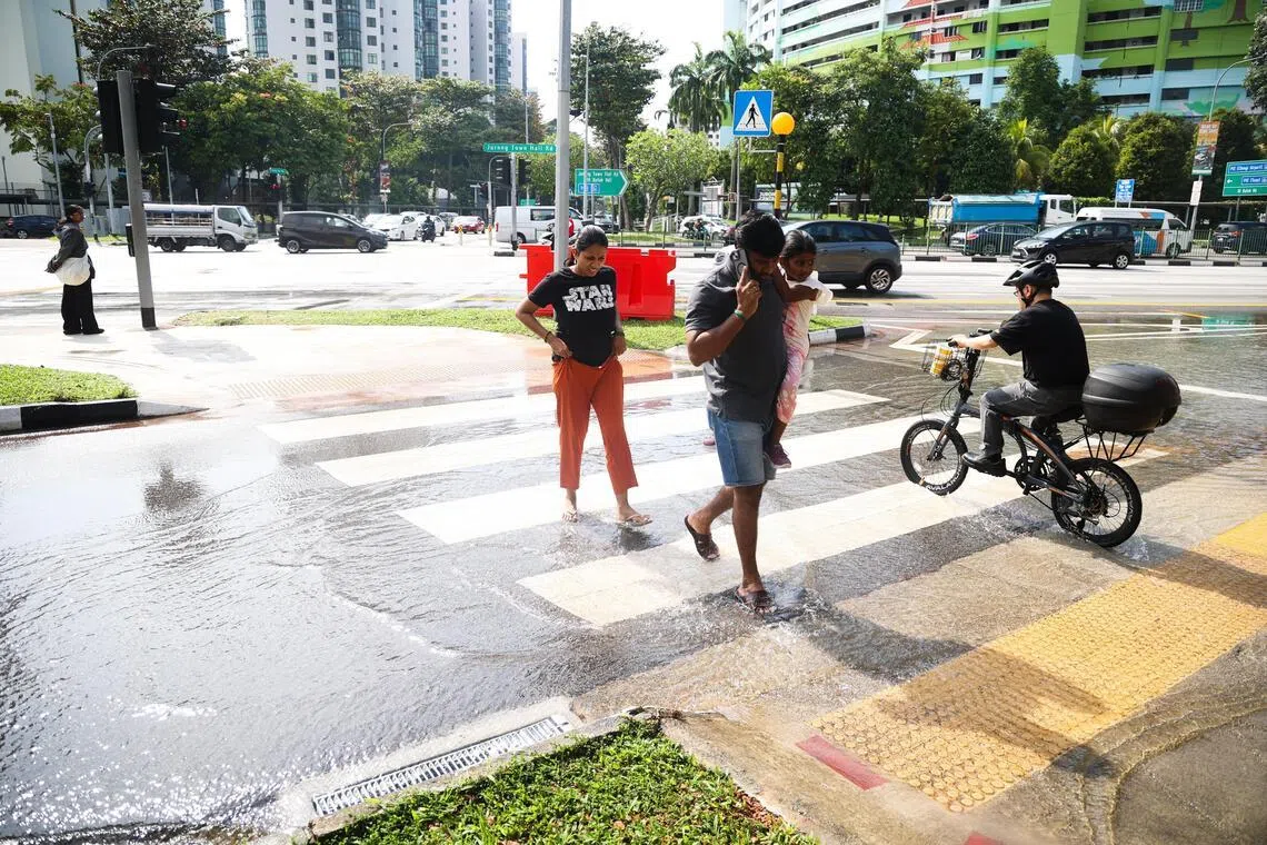 不少行人和车辆须涉水通行。（蔡家增摄）