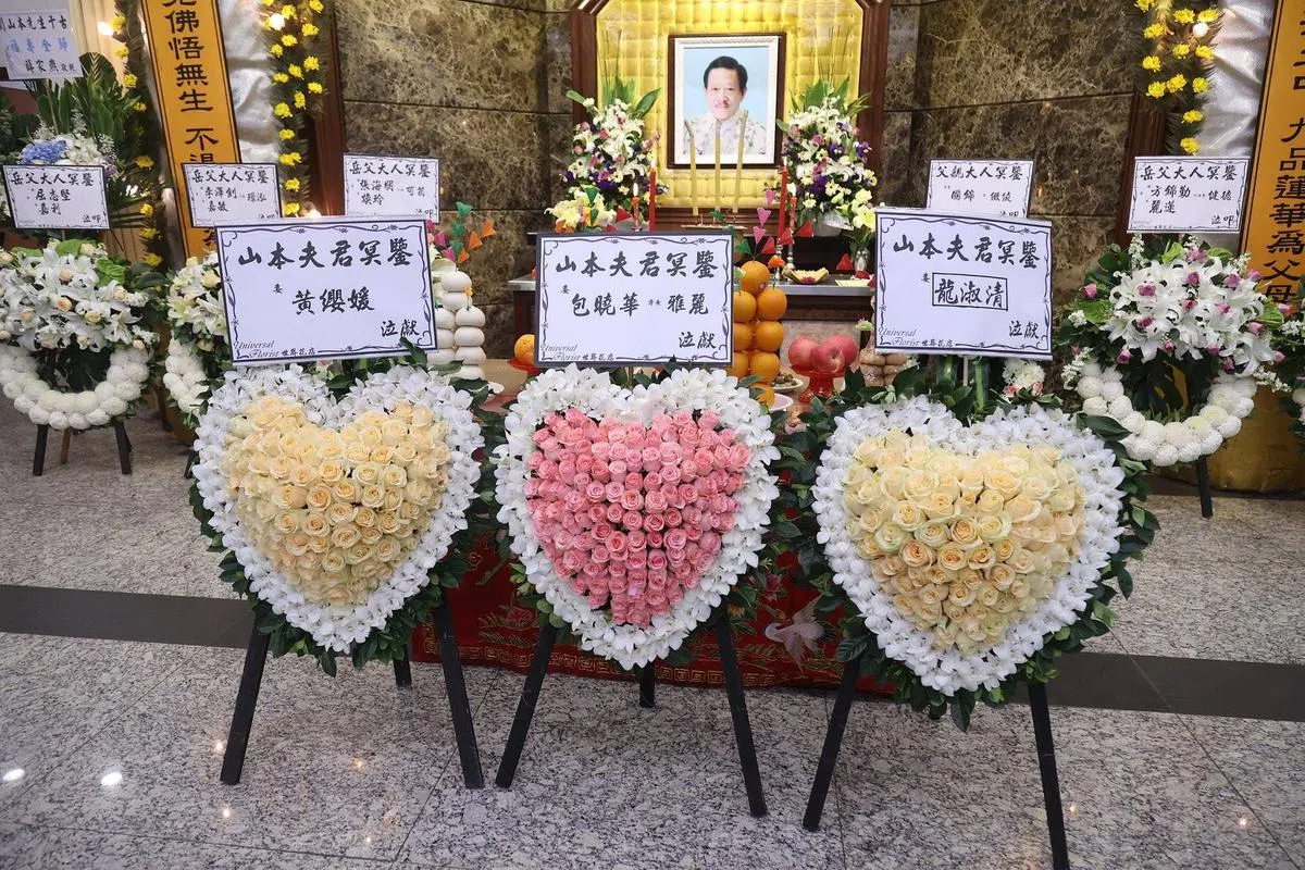 刘山本的灵堂上，可见刘雅丽和另外两个遗孀的花圈。（互联网）