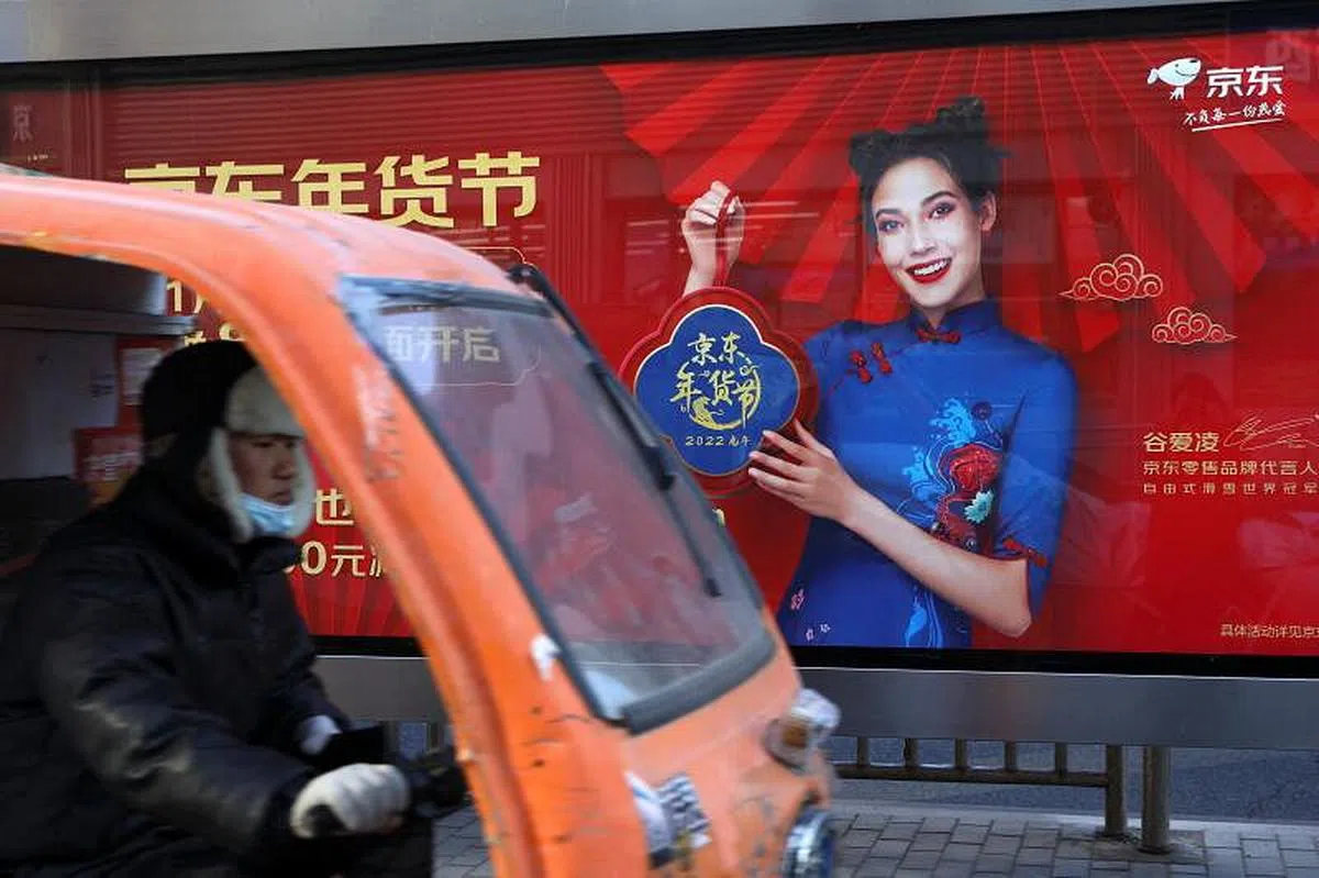 北京公车站一个由谷爱凌代言的京东广告牌。照片摄于今年1月22日。（路透社） 