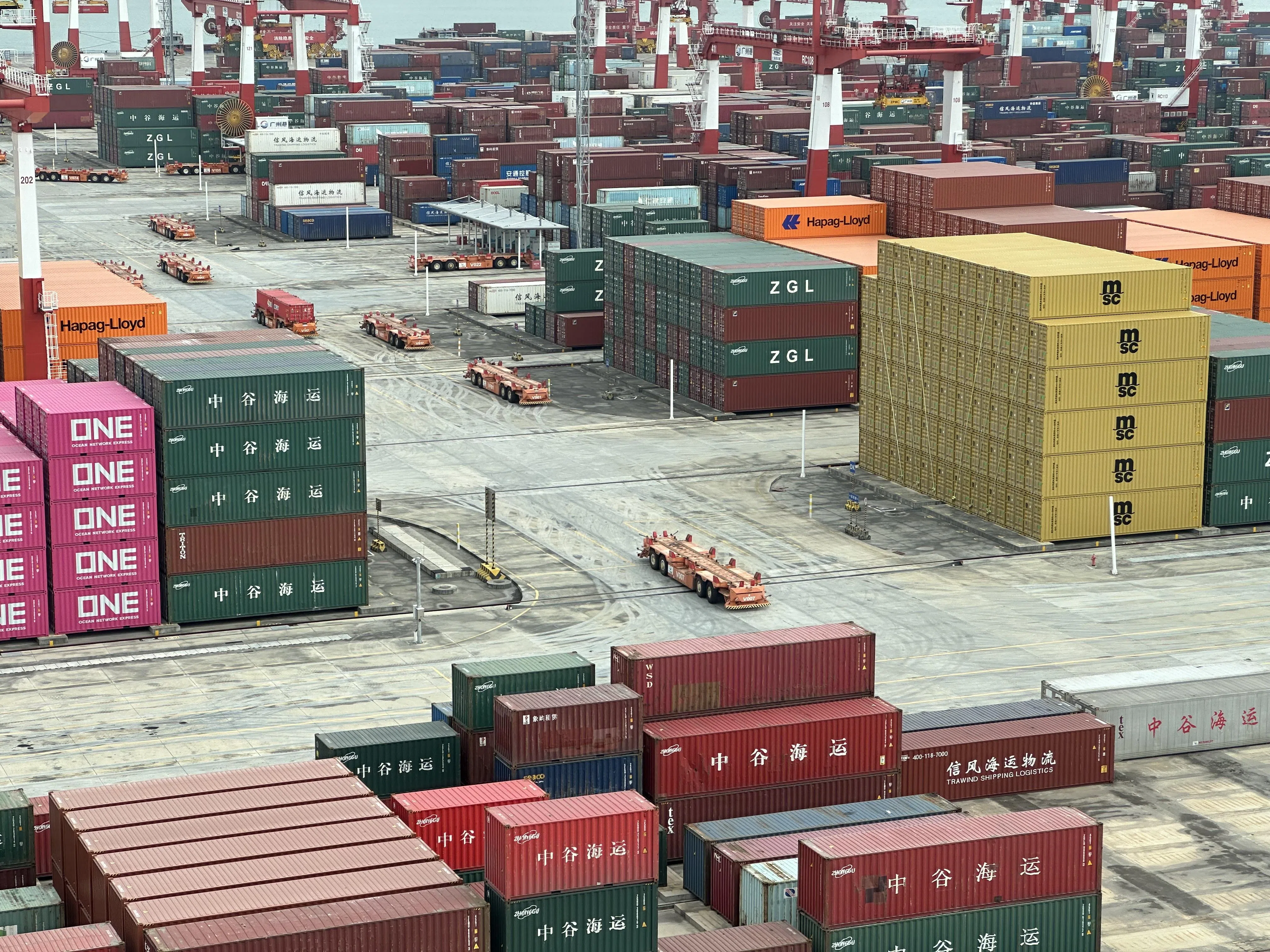 南沙港区四期码头采用北斗导航无人驾驶智能导引车（IGV），利用北斗、激光和视觉导航定位技术，无须借助磁钉就可以在码头堆场间自由穿梭，进行精准操作。（林煇智摄）