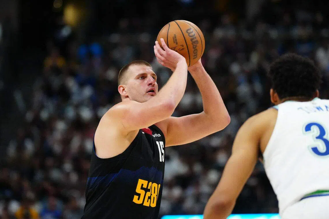 金块球星约基奇（左）在NBA统治力十足。（路透社）