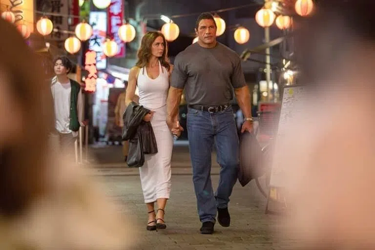 Emily Blunt （左）和Dwayne Johnson star在新片中对戏。（互联网）