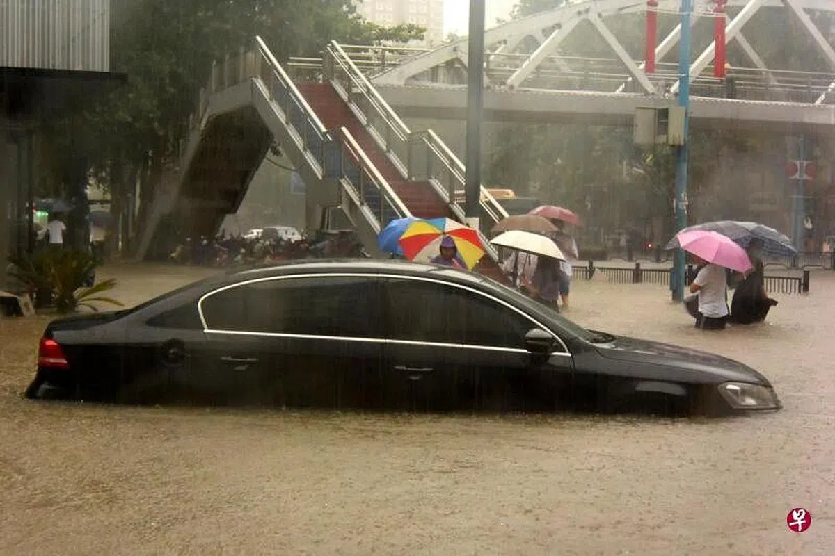 河南省郑州市特大暴雨引发洪灾。图为车辆在郑州街头被淹。（新华社）