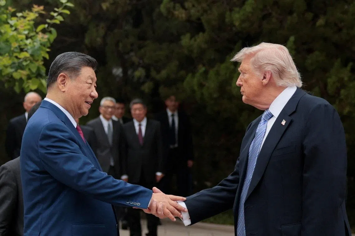5月15日，美国总统特朗普（右）在中南海与中国国家主席习近平举行小范围会晤，离开前与对方握手。（路透社）