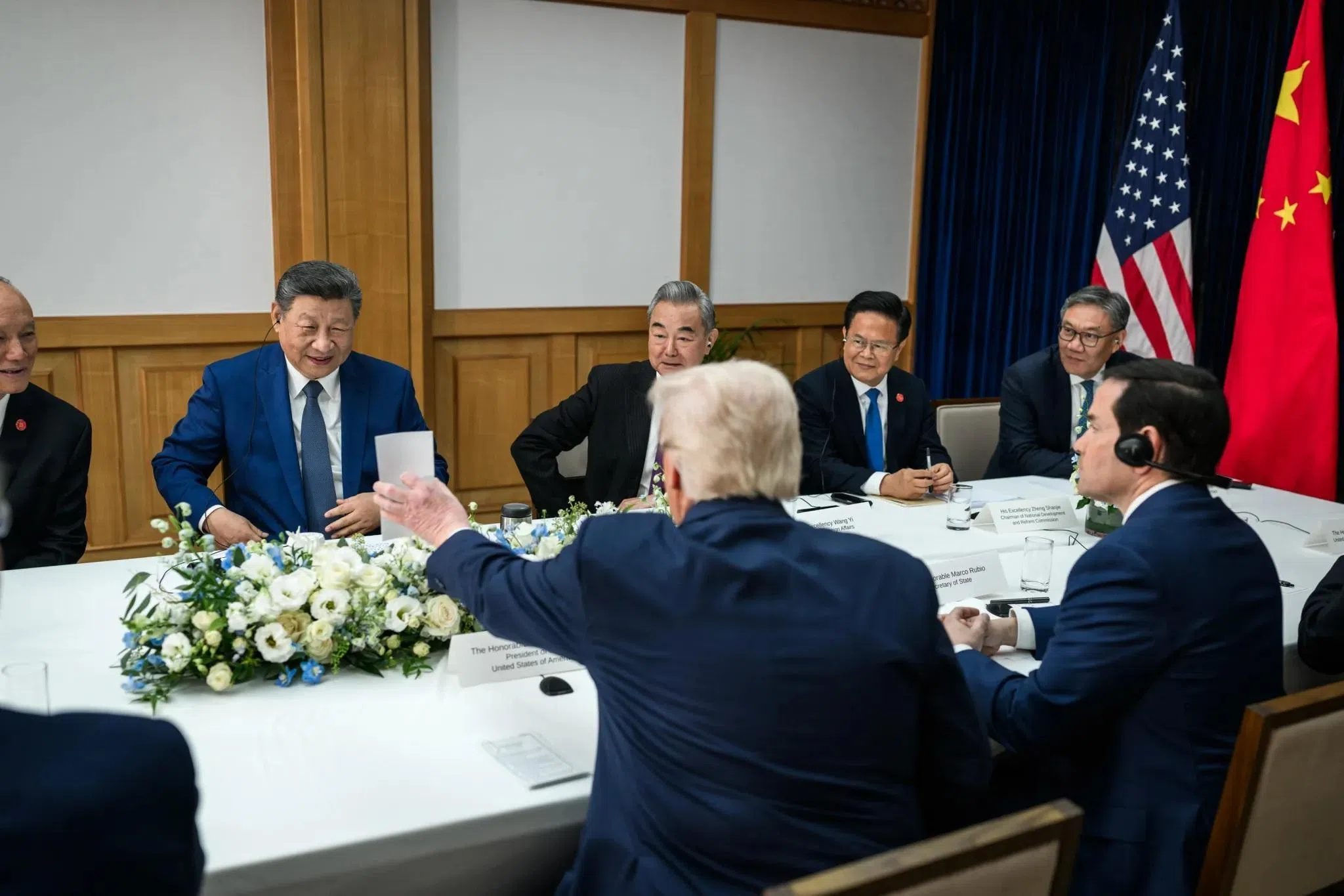 美国白宫在习特会后发布的照片显示，美国总统特朗普在会晤期间拿出疑似相片，给中国国家主席习近平看。中国外长王毅看了之后，看似感到惊喜。（白宫官网）