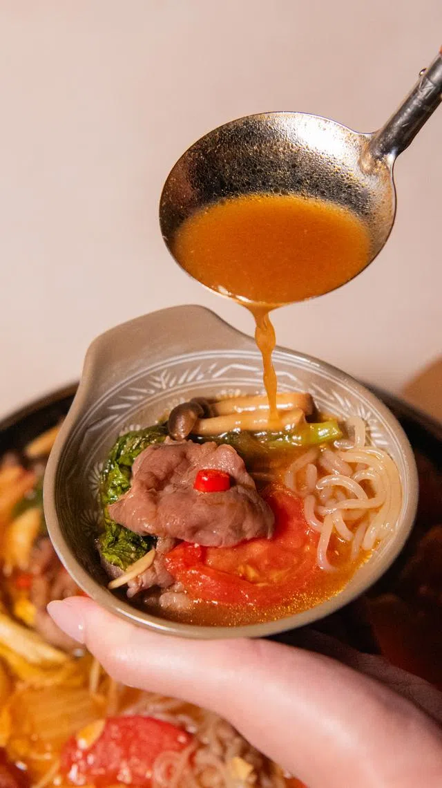 SukiyakiJIN餐馆的寿喜烧，番茄口味芳香开胃。（餐馆提供）