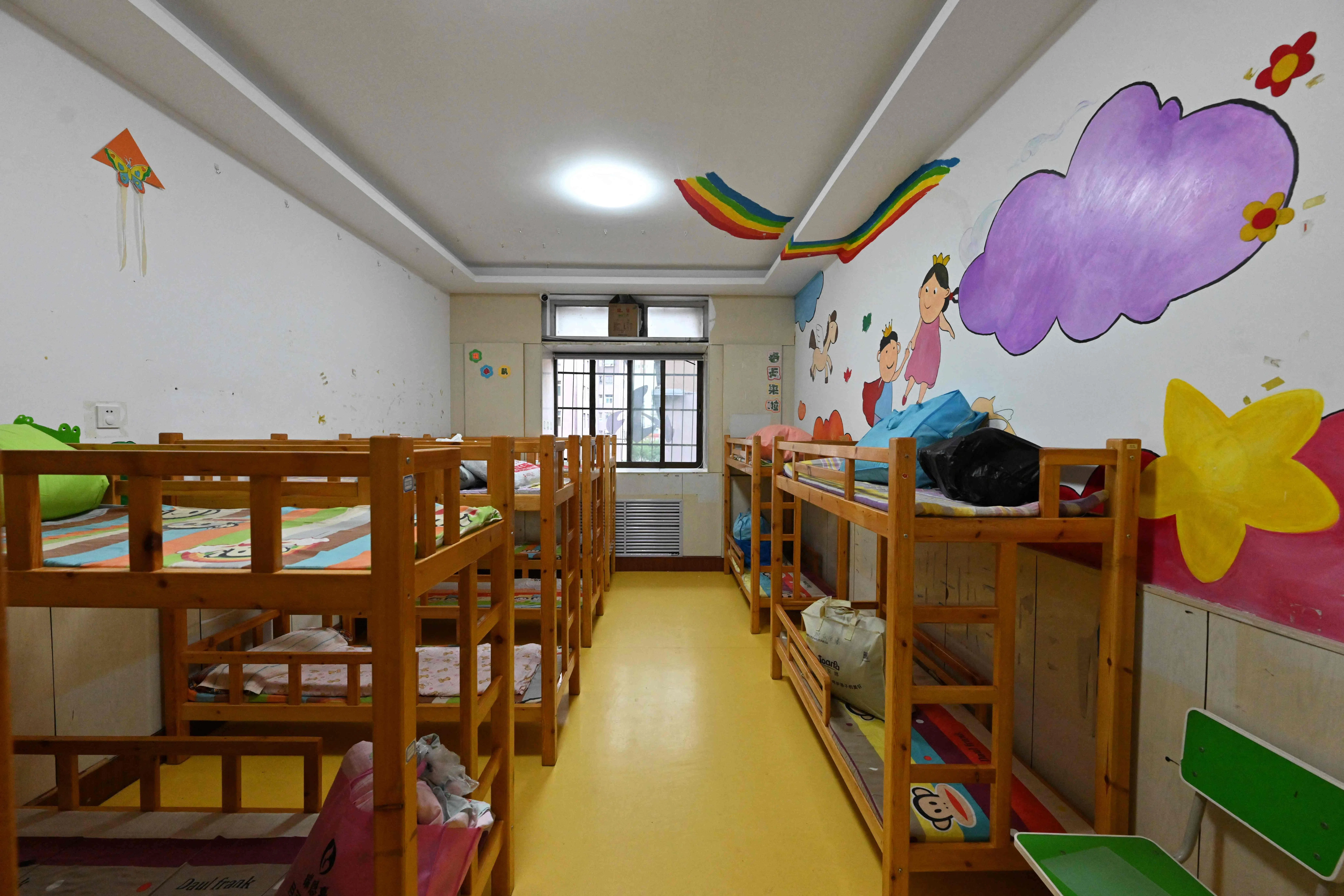 中国一些幼儿园转型成护老院。图为山西省太原市一家由幼儿园改造成的护老院。图为孩子们曾经使用的上下床。（法新社）