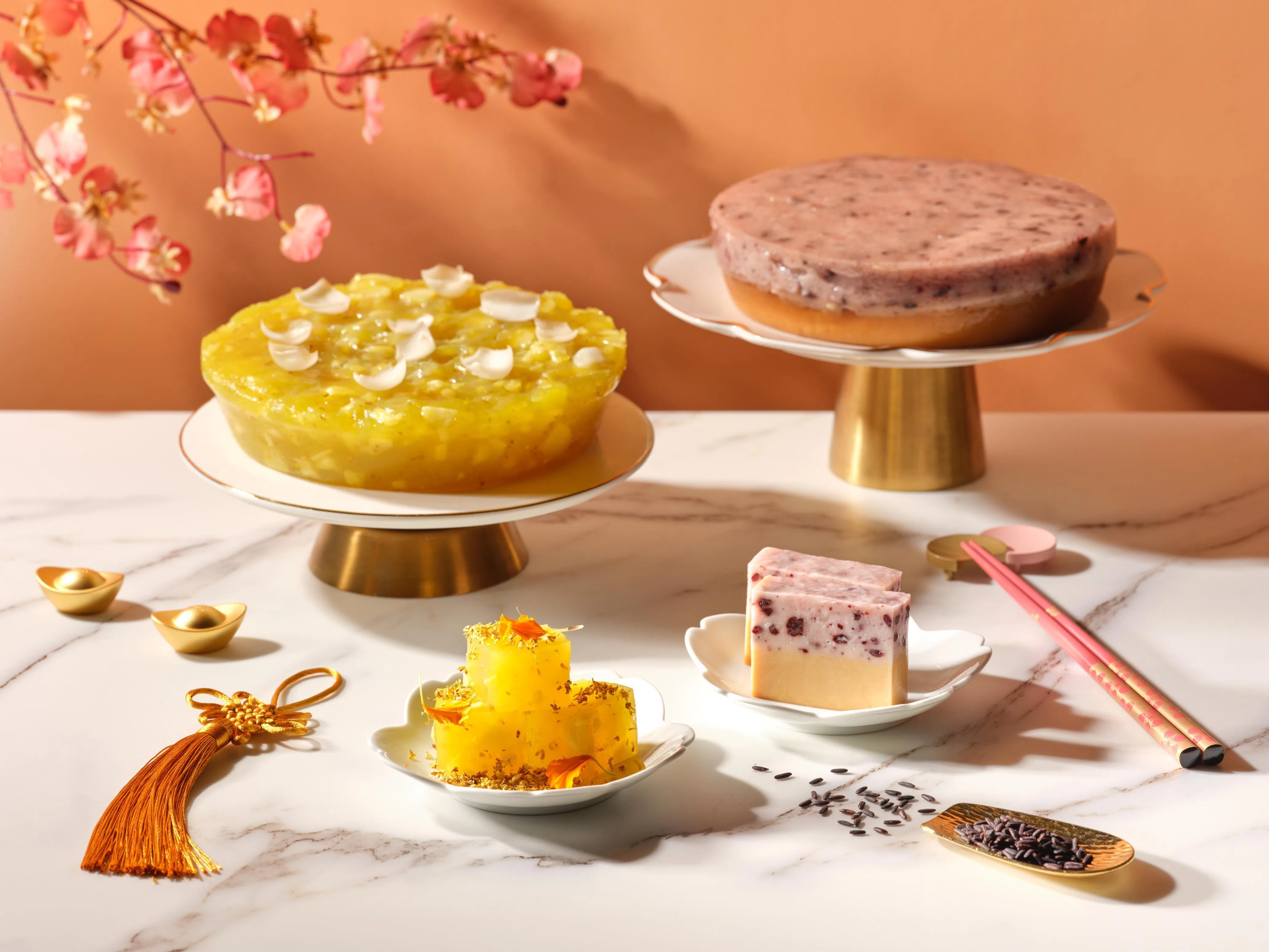 李白餐馆今年新推出紫米年糕，口感软糯绵密；马蹄糕则巧妙融入桂花香气，入口爽滑弹润。（酒店提供）
