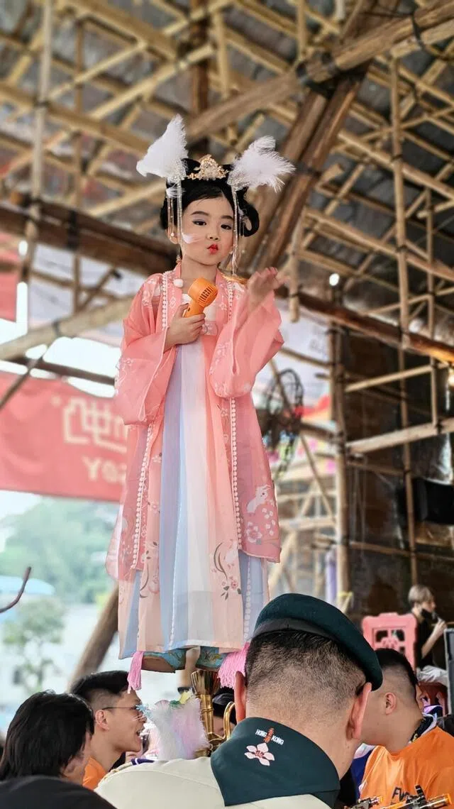 古装小美人造型甜美，顺应民众要求做出比爱心、送飞吻等可爱动作。（陈爱薇摄）