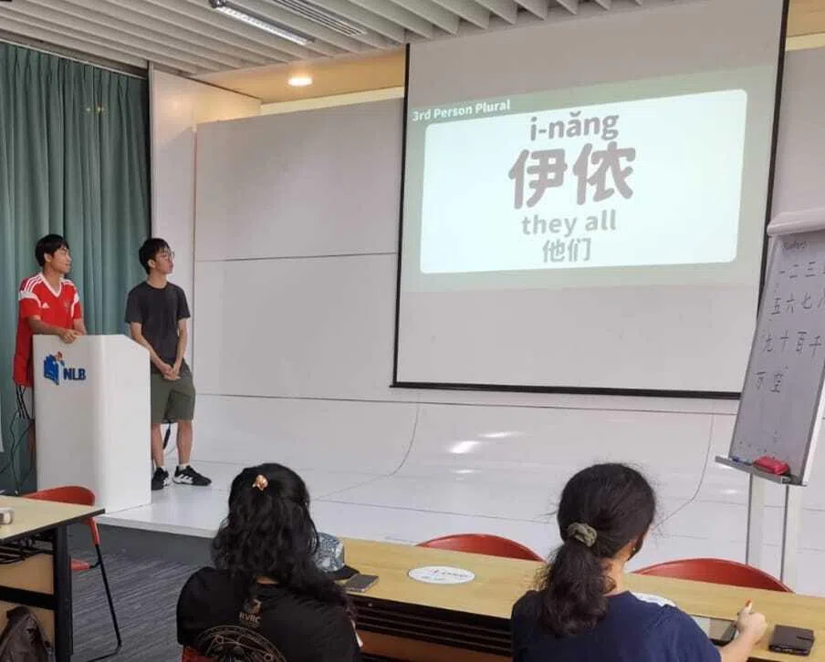 “莱讲方言”小组2023年8月起与碧山公共图书馆合作，为公众讲授简单的方言会话技巧。左一为小组创办人之一郭璟佚。（受访者提供）